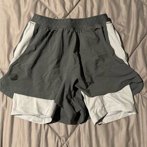 Men’s Under Armour lined shorts